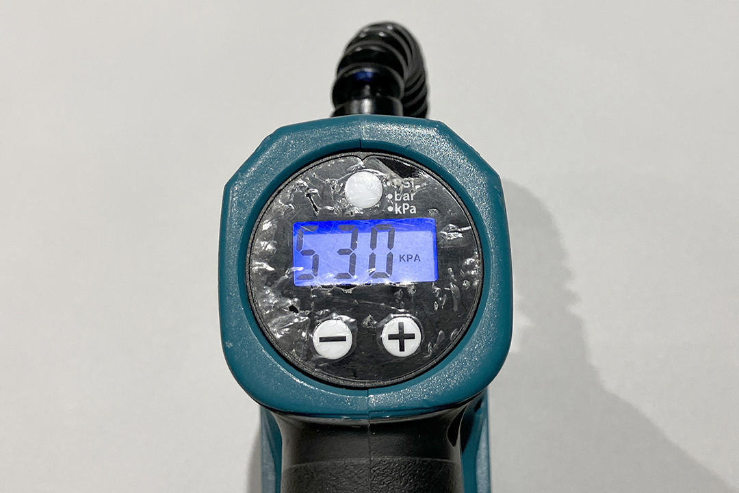 空気入れの空気圧の設定画面の写真