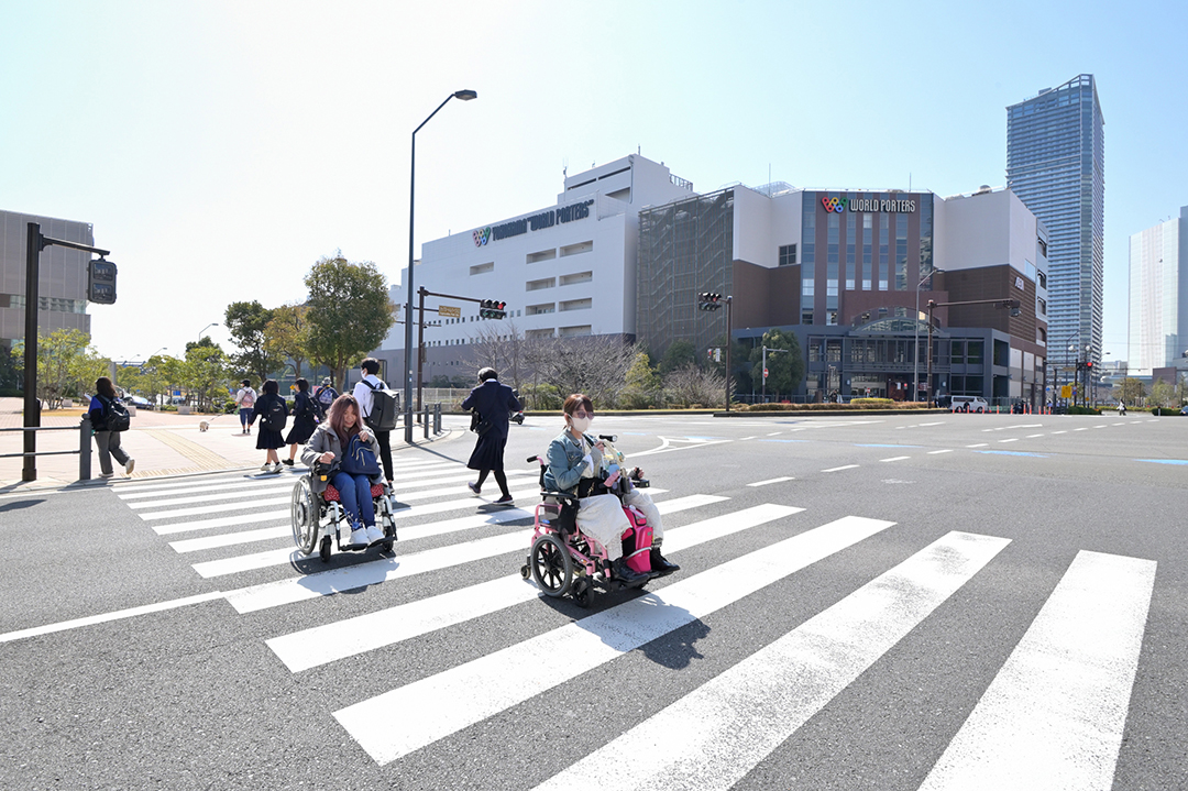 カップヌードルミュージアム横浜側向い側へ横断歩道を移動している様子
