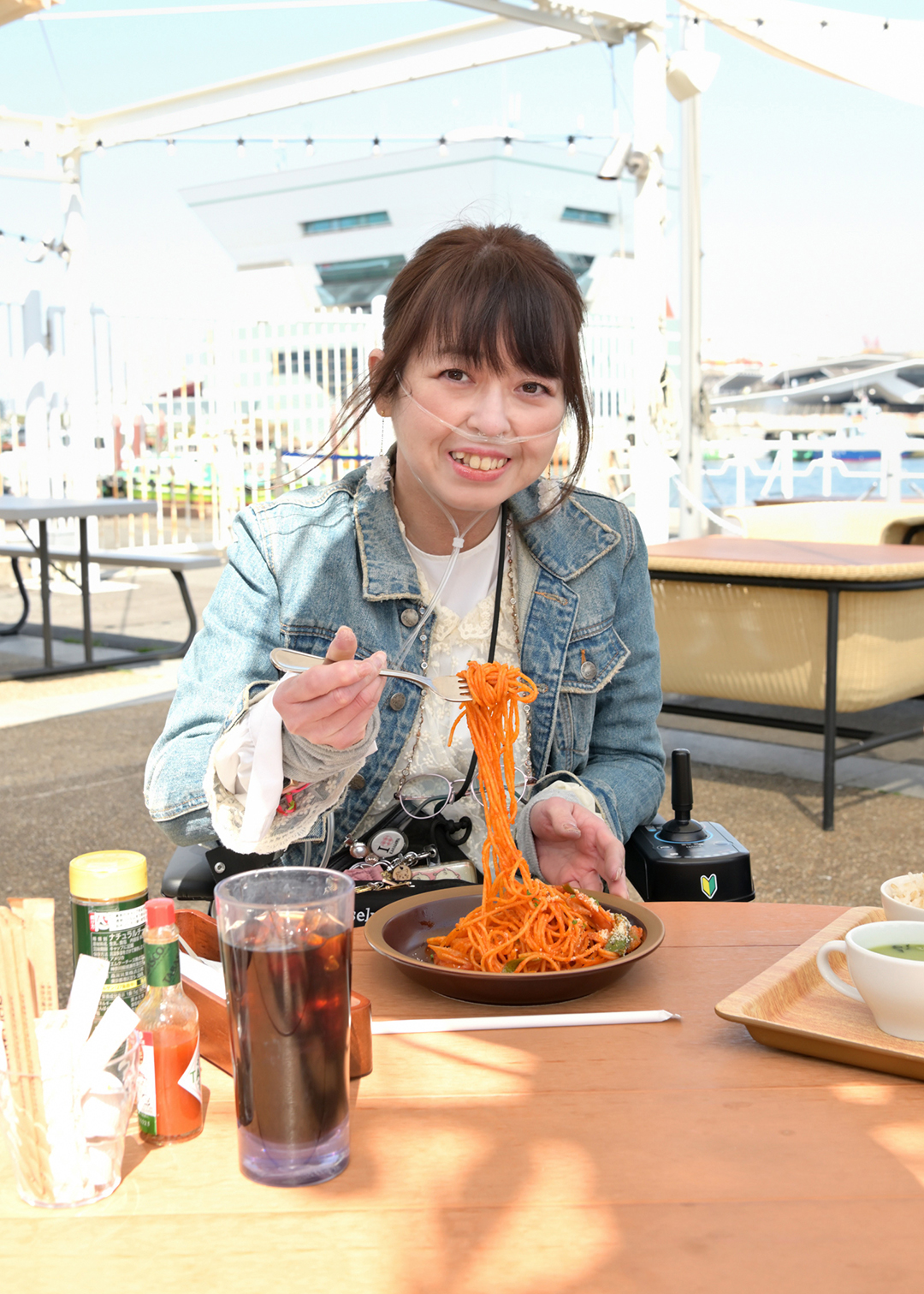 モデルの中田さんが笑顔でナポリタンスパゲッティ食べようとしている様子
