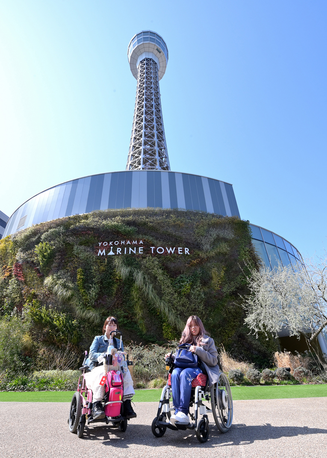 横浜マリンタワーを前にしたモデル二人の写真