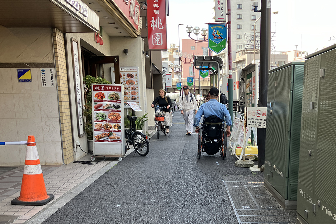 台湾料理桃園の手間で看板を見ている筆者の写真