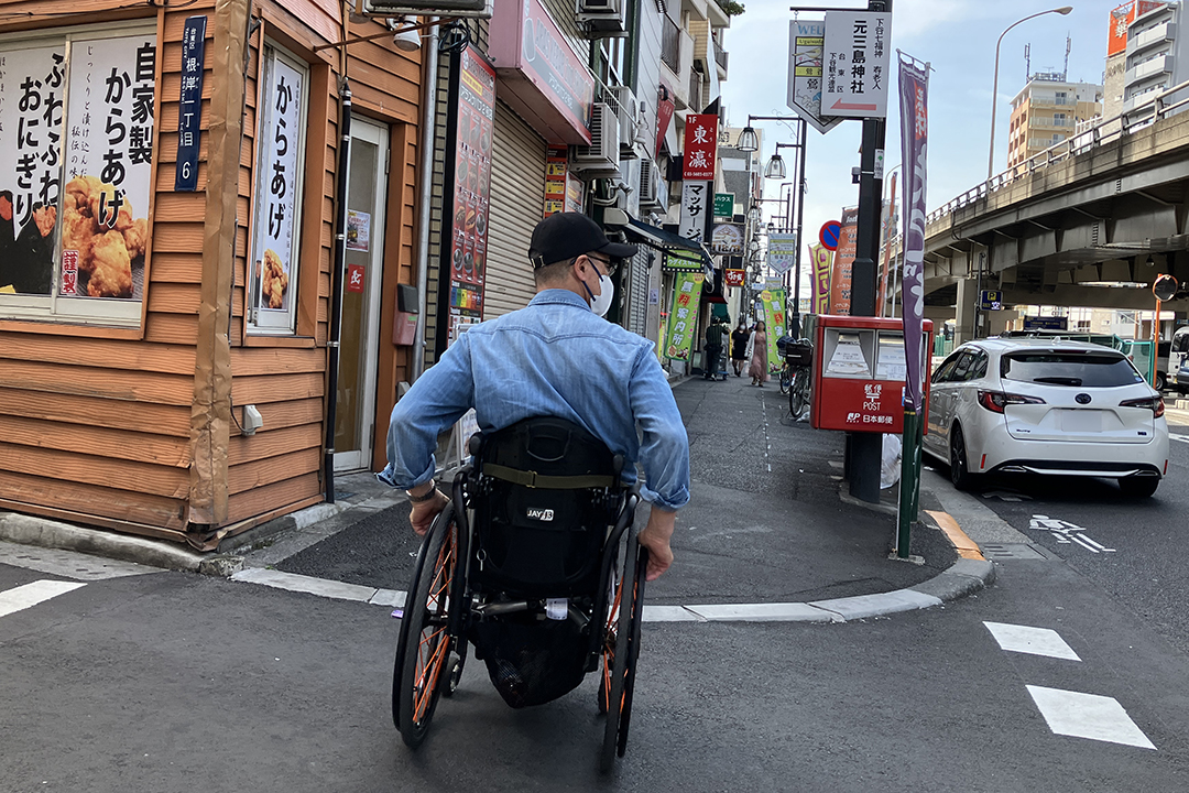 台湾料理桃園を通り越して国道319号ぞいの歩道を散歩する筆者の写真