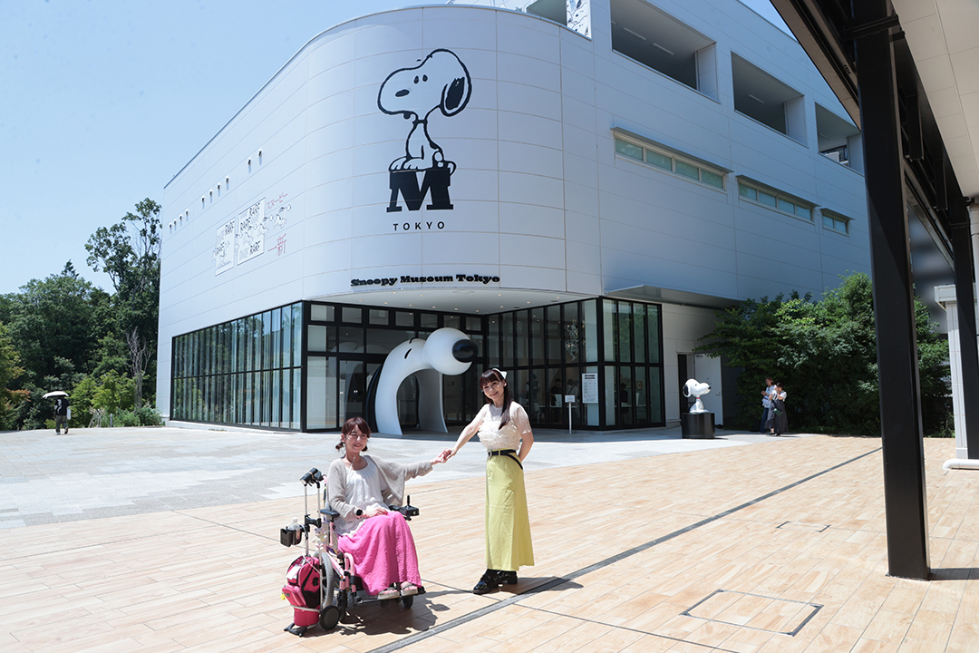 SNOOPY MUSEUM TOKYOに入館する前、入口前で手を繋いで微笑んでいる体験読者モデル二人の写真