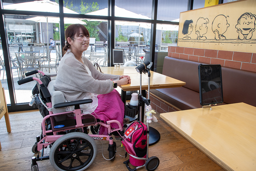 電動車いす乗車の中田さんが実際に店内座席についた様子の写真