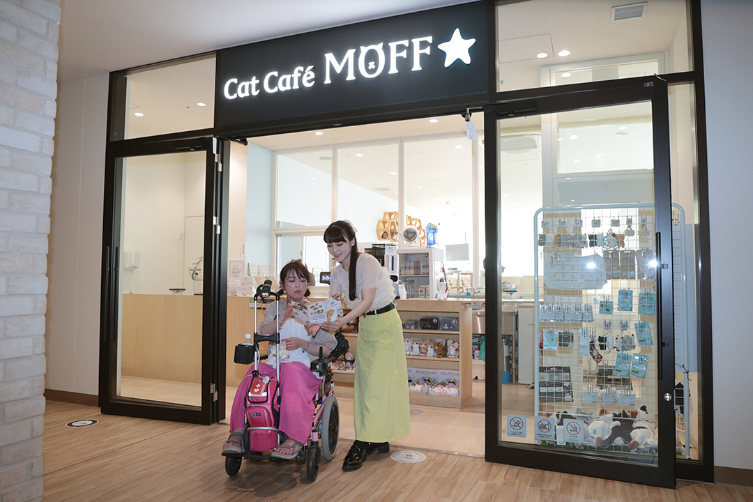 Cat Café MOFF 南町田グランベリーパーク入店前に注文するドリンクを選んでいる体験読者モデル二人の写真