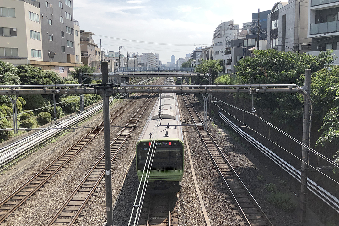 駒込橋の欄干から写した山手線の内回りの電車の写真