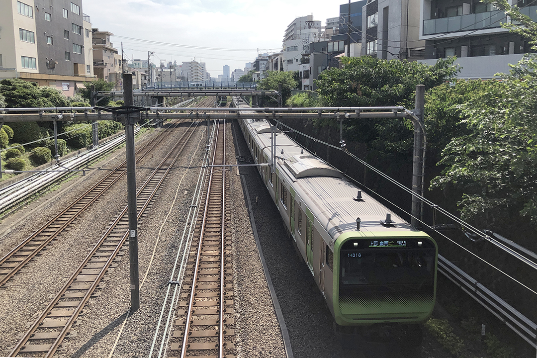 駒込橋の欄干から写した山手線の外回りの電車の写真