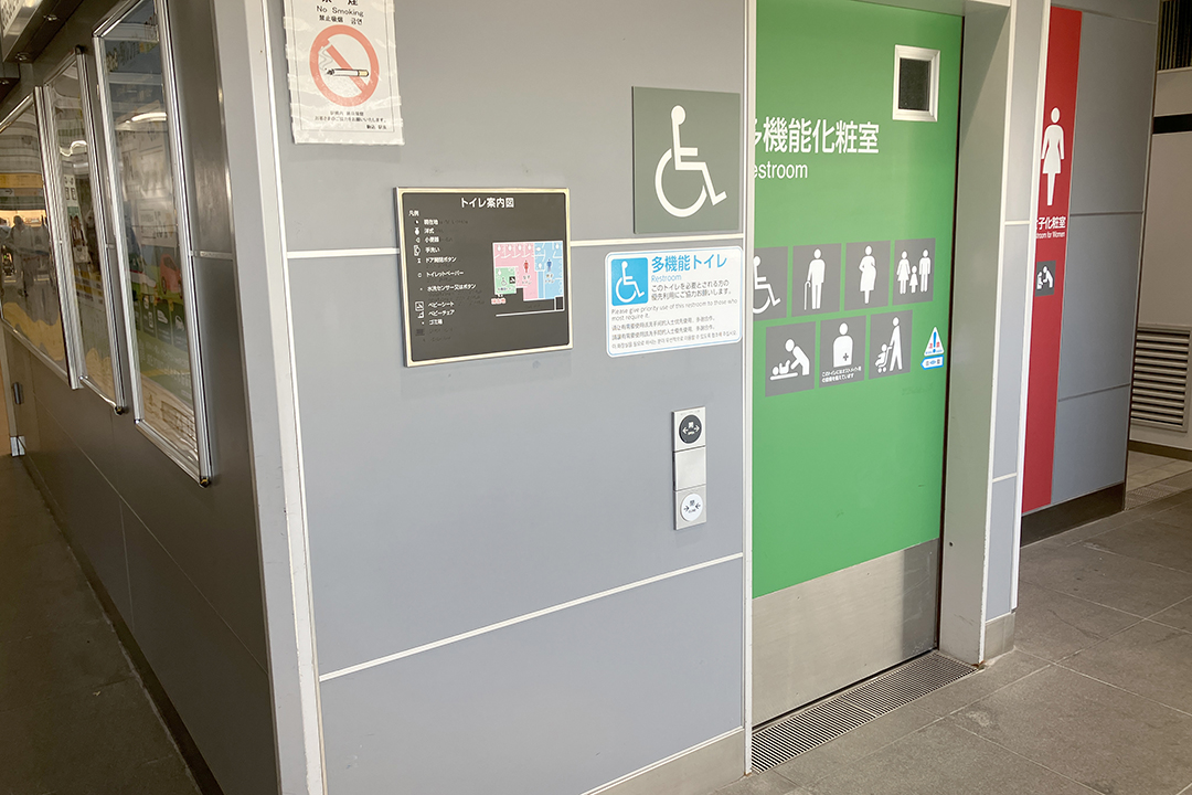 車いす用トイレの入口を写した写真