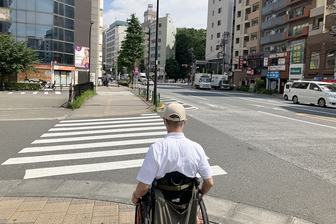 筆者（車いす）が本郷通りの歩道を染井門に向かっている様子