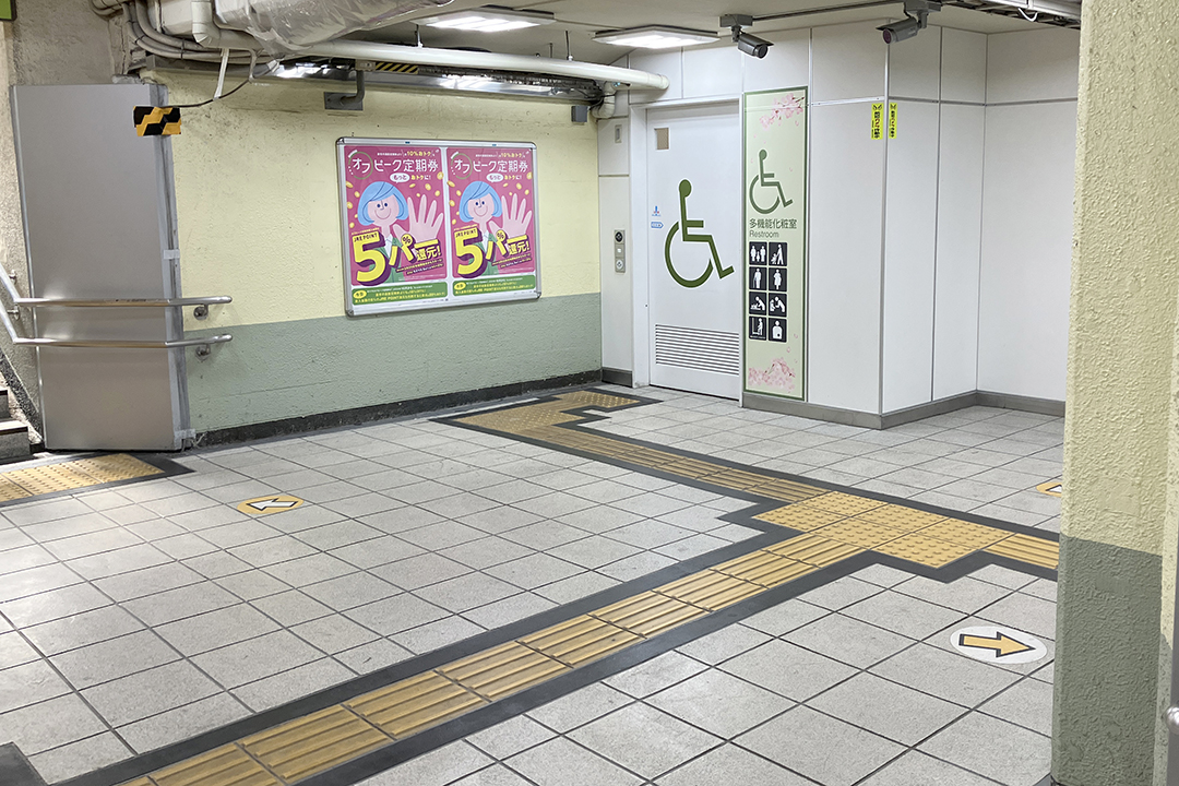 車いす用トイレの入口を写した写真