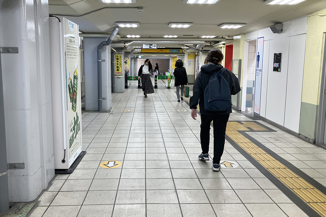 通路の先に東口の改札が見えている写真