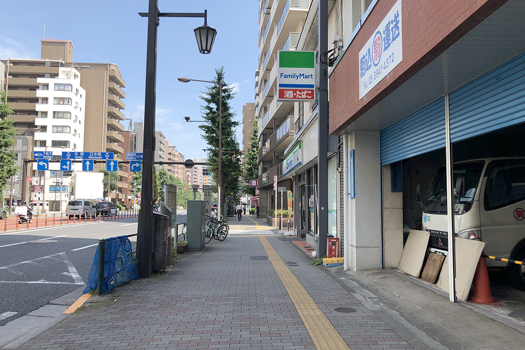 ファミリーマートの看板を写した写真