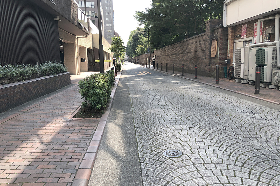 道路の右前方に正門が見ている写真