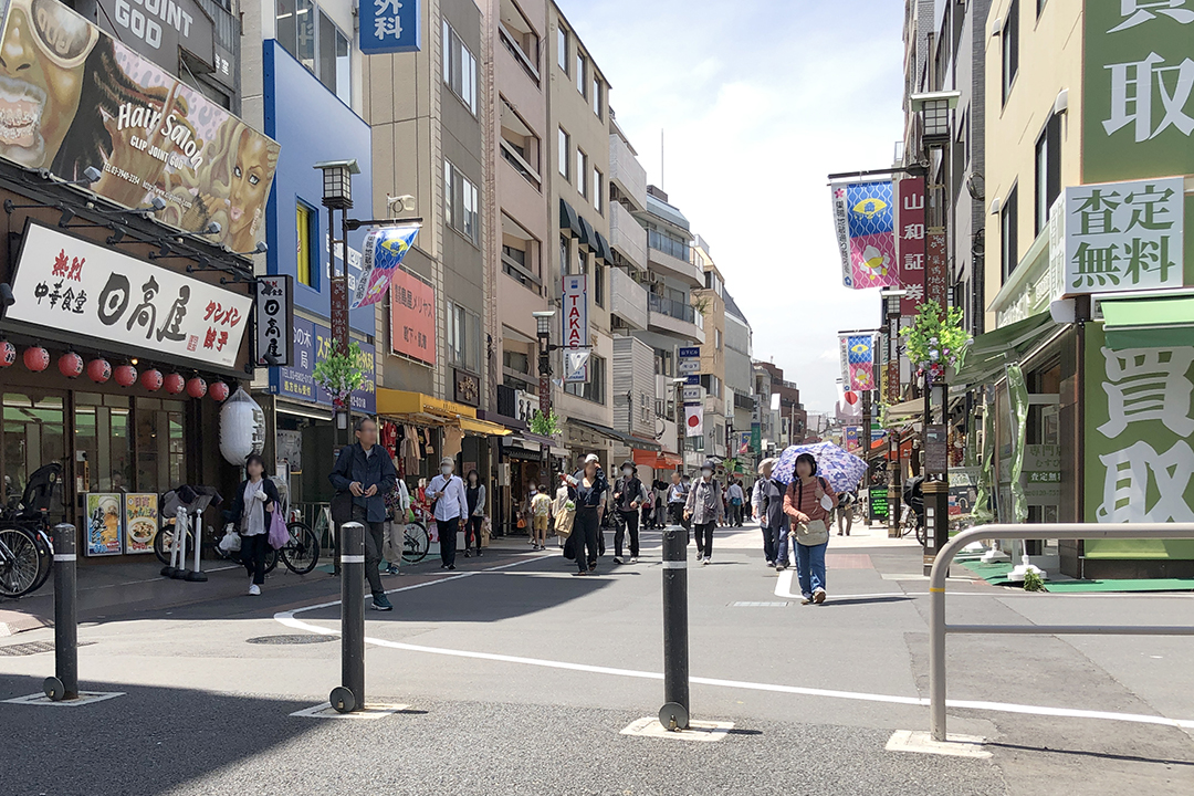 巣鴨地蔵商店街の入口から商店がひしめき合う写真