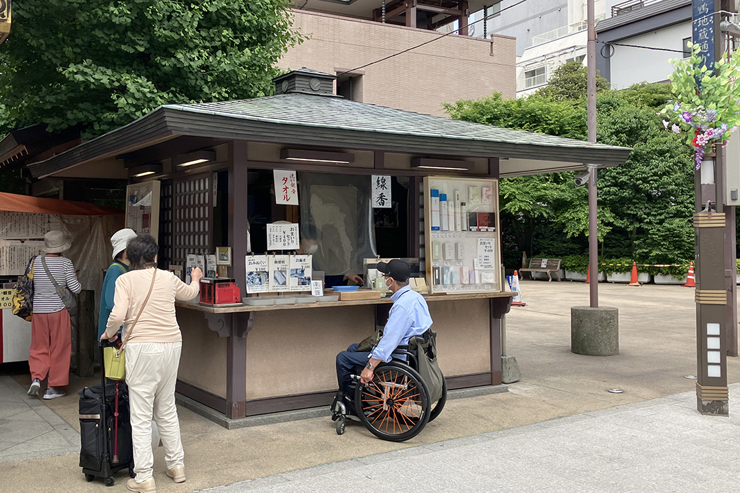 筆者がおまいりセットを購入している写真