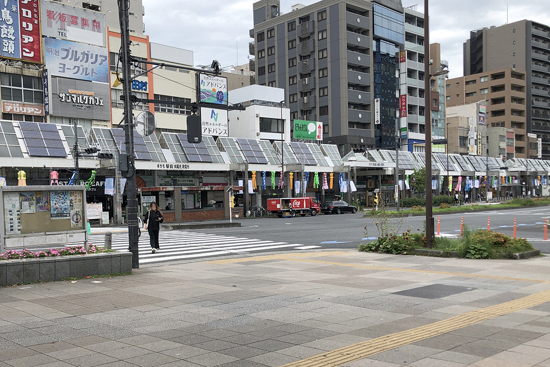 正面口から白山通りの横断歩道を写した写真