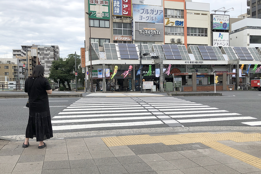 横断歩道を近くから見た写真