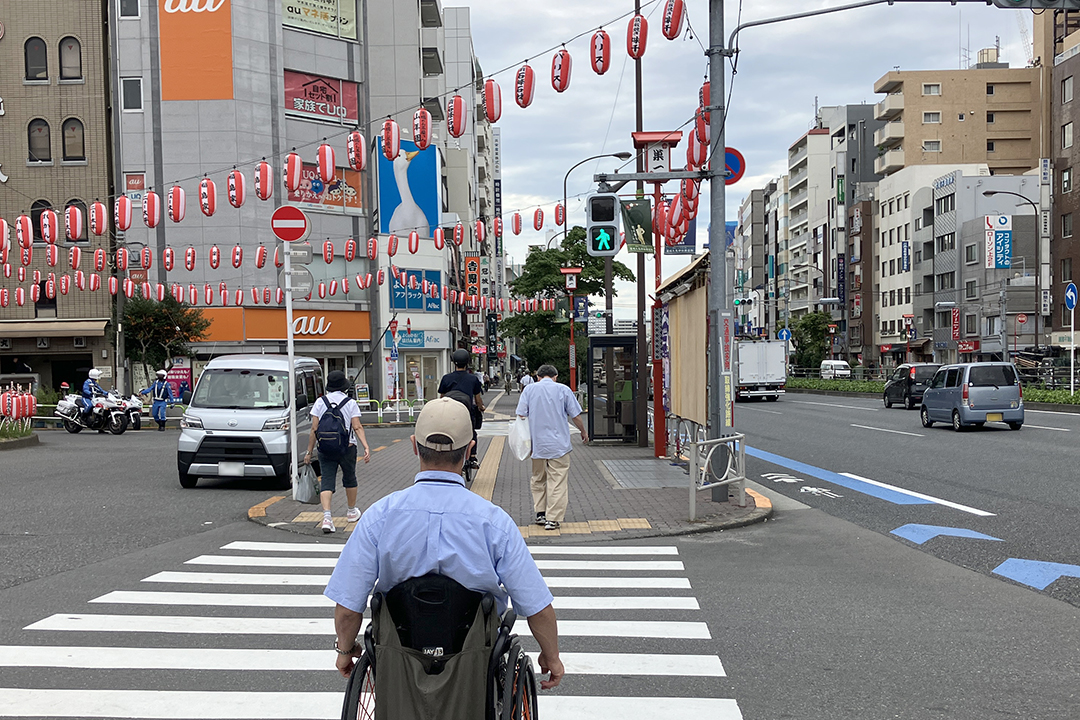 巣鴨橋の先にある南口ロータリーを左に見てまっすぐ進む筆者の写真