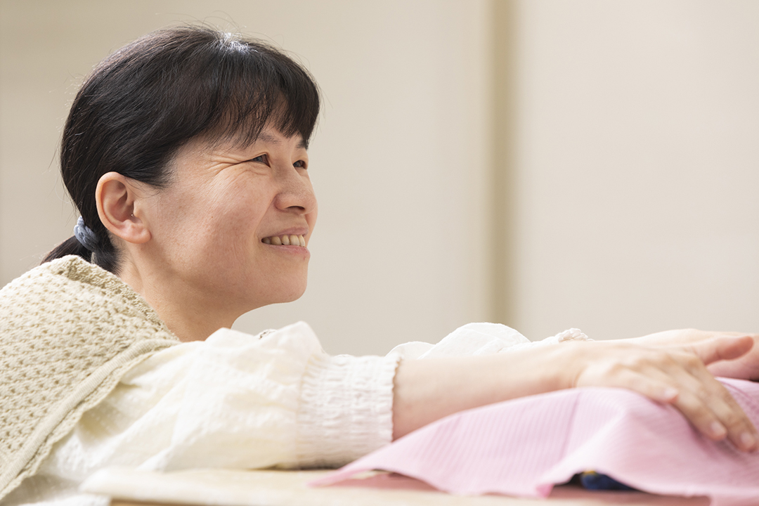 ネイル体験をした二分脊椎・側彎症・自走車いすユーザーの油利美佐子さんの微笑んでいる写真