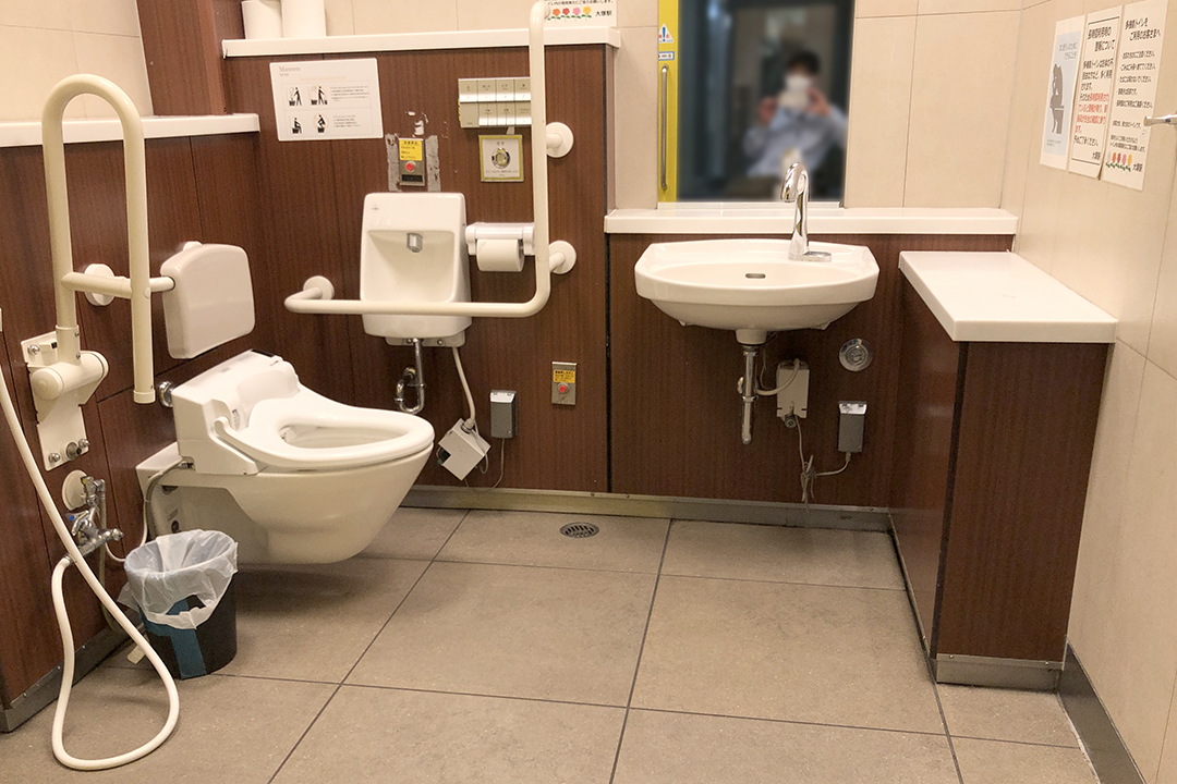 車いす用トイレの中を写した写真