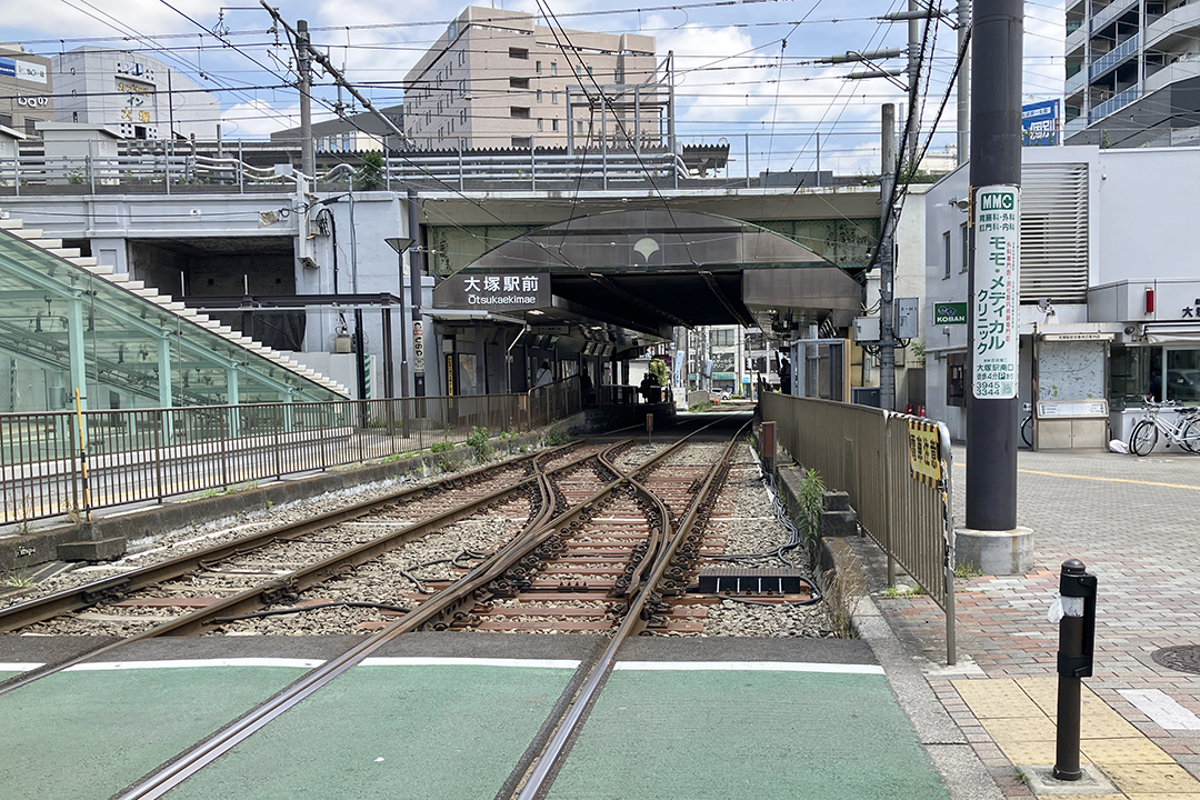 踏切りの途中で都電荒川線のホームを写した写真