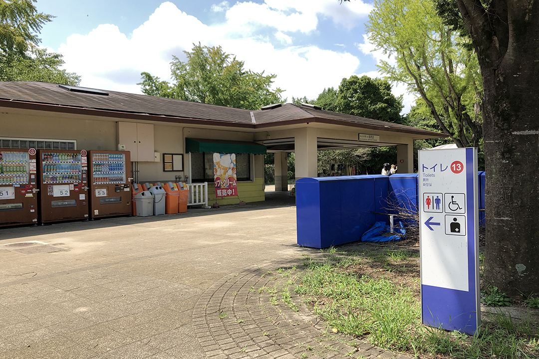 原っぱ南売店の外観と赤丸に13の白抜き数字があるトイレの案内板の写真