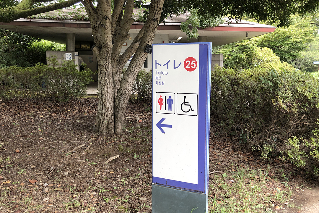 赤丸で25の白抜き数字があるトイレの案内板の写真