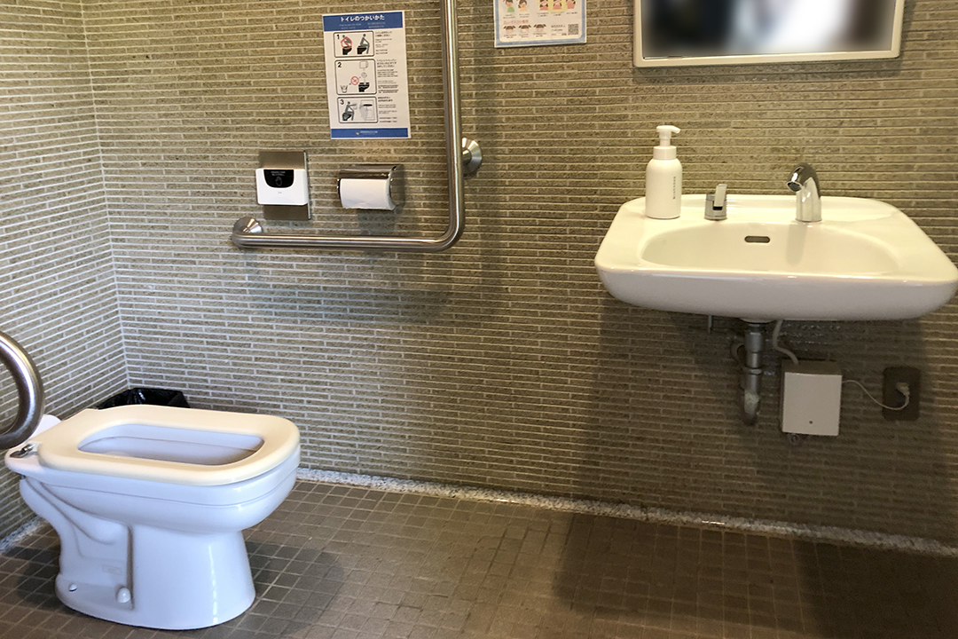 車いす用トイレの中を写した写真