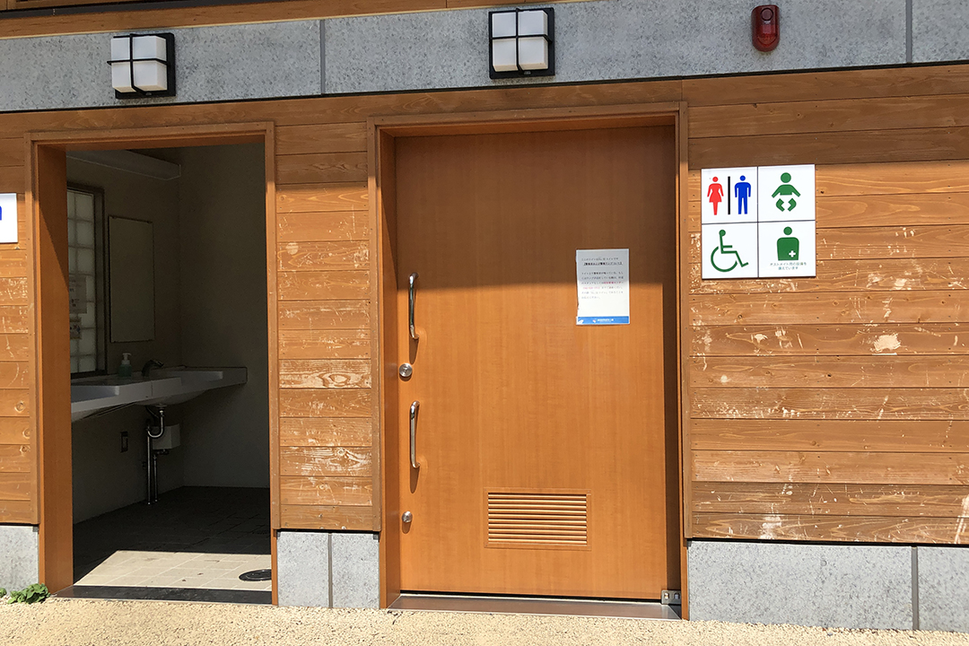 32番の車いす用トイレの入口を写した写真