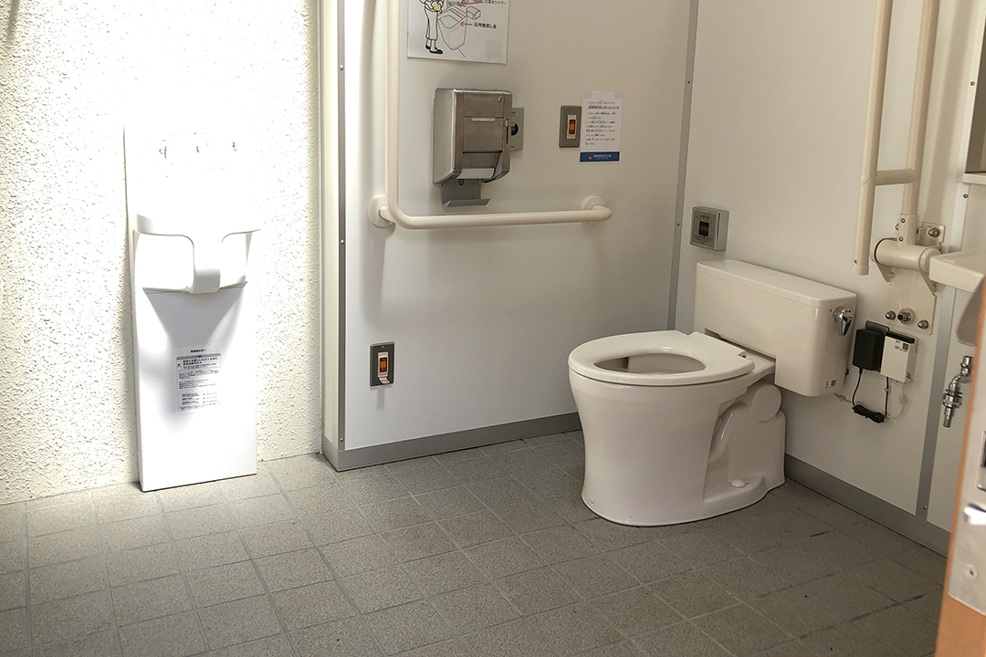 32番の車いす用トイレの中を写した写真