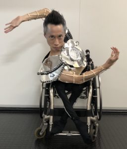 神原健太さんが衣装着て決めポーズの写真