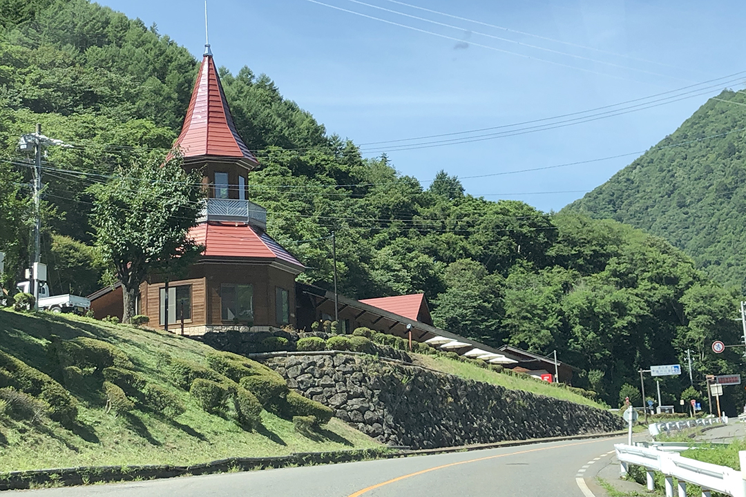 上高地へ向かう158号線の途中にある道の駅風穴の里が前方に見えている写真