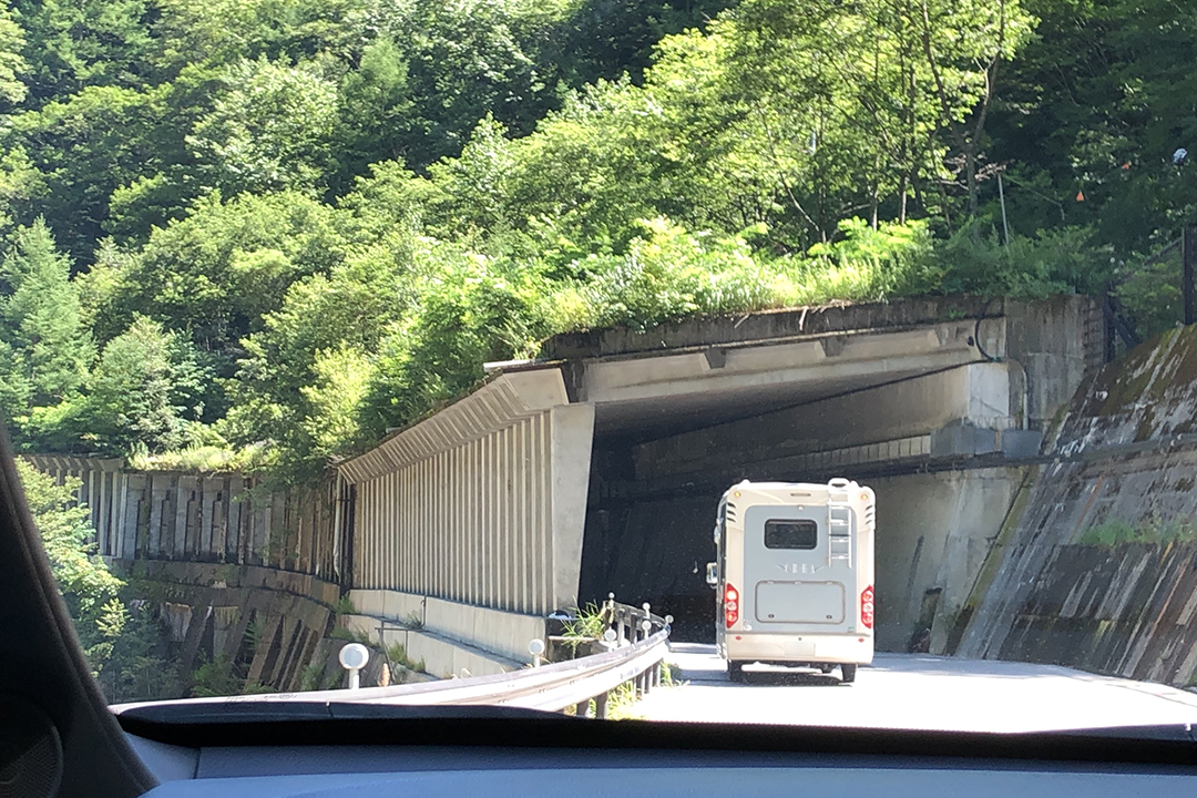 トンネルに入って行こうとする写真