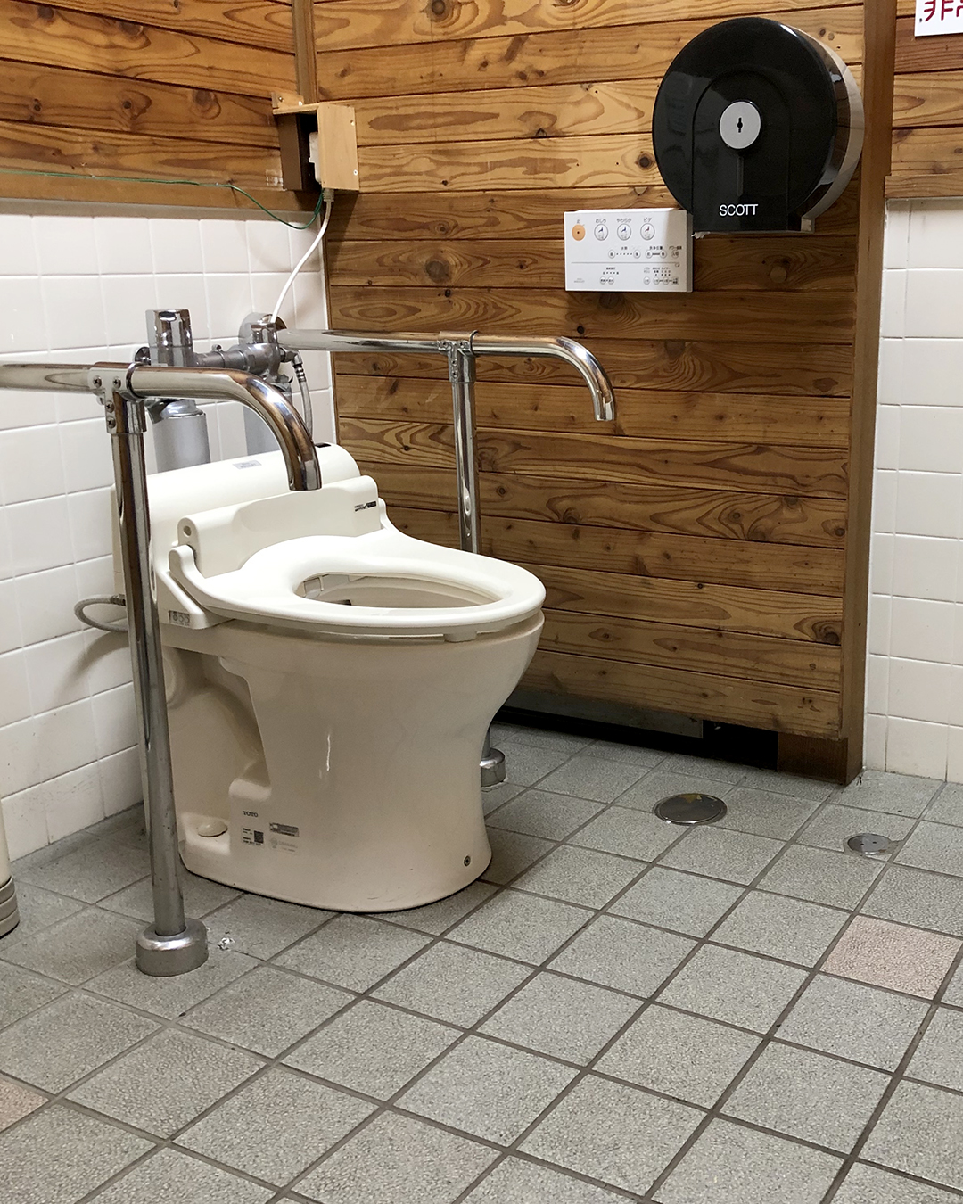 上高地バスターミナル公衆トイレの中にある車いす用トイレの中を写した写真