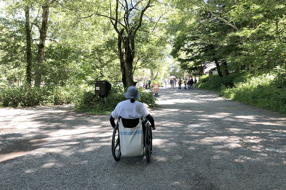 道路の先に河童橋が見えてきている写真