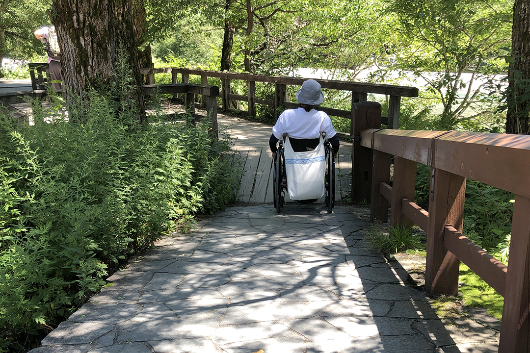 スロープを下りきった車いすの女性