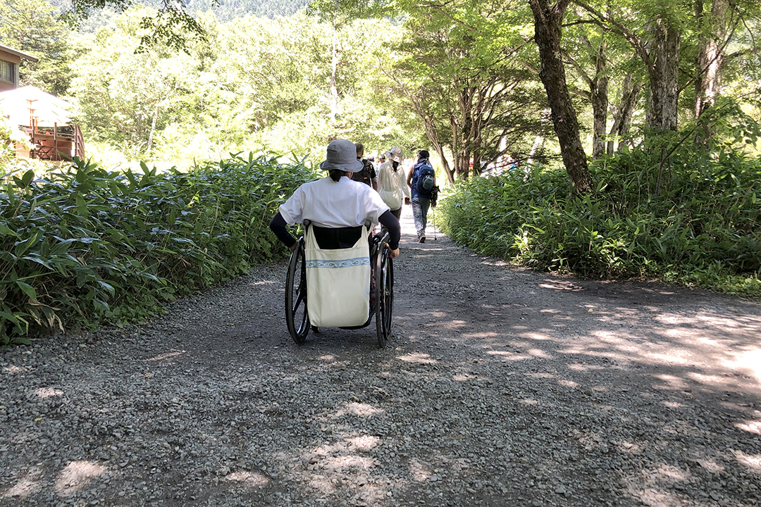 右方向に走り始める車いすの女性