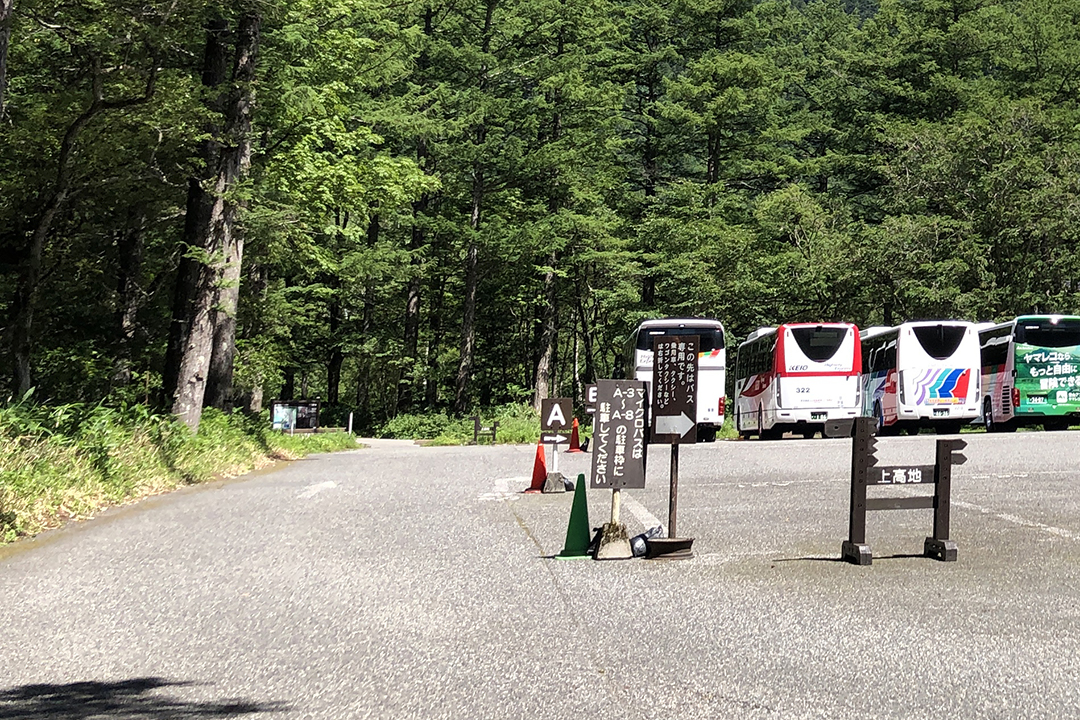 バスターミナル駐車場に入ってすぐにAの案内板を写した写真