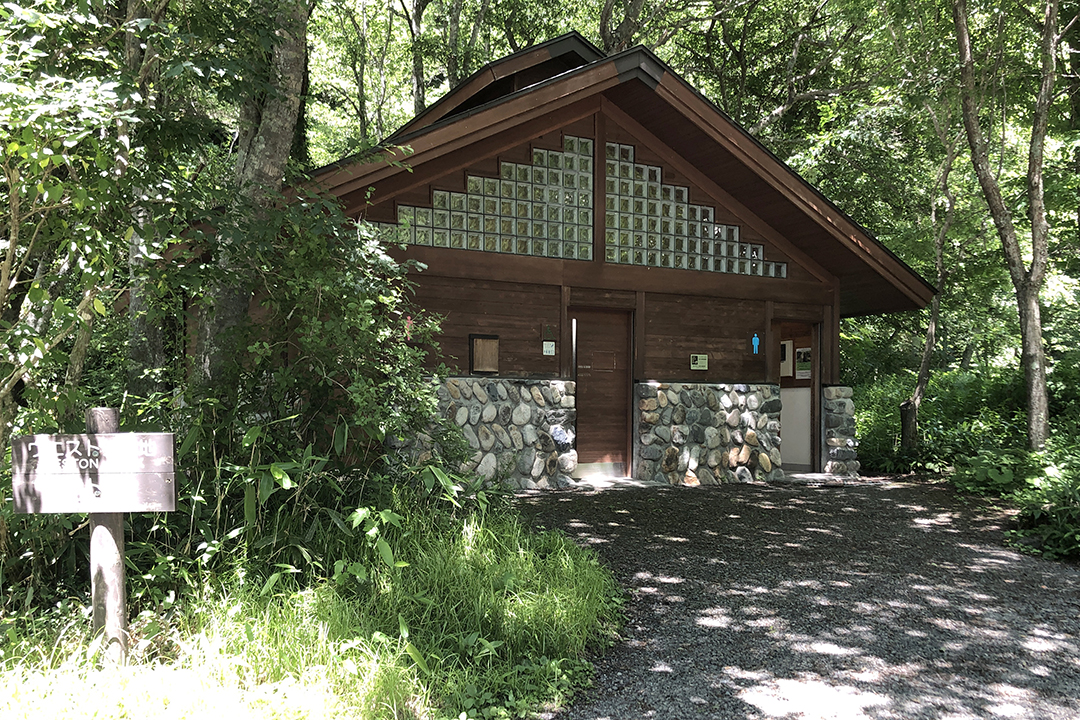 ウエストン園地公衆トイレの建物