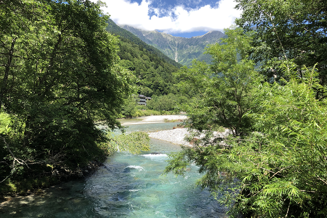 穂高橋上で穂高連峰側を写した写真