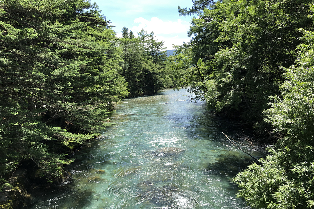 穂高橋上で焼岳側を写した写真