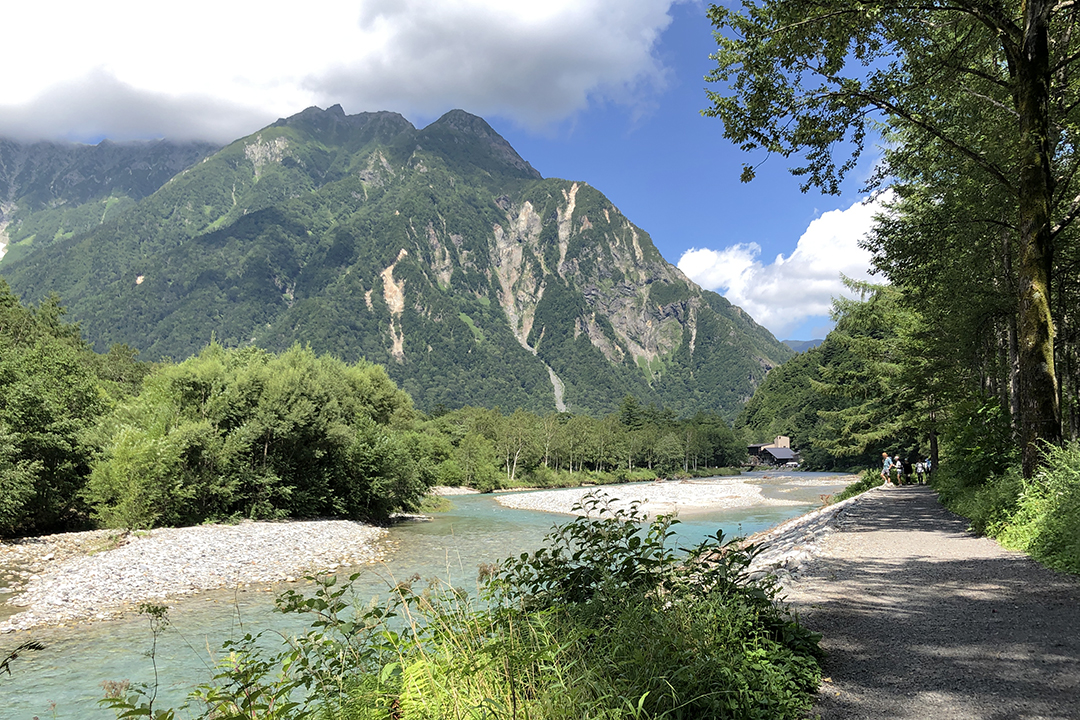 梓川の左岸から見る穂高連峰