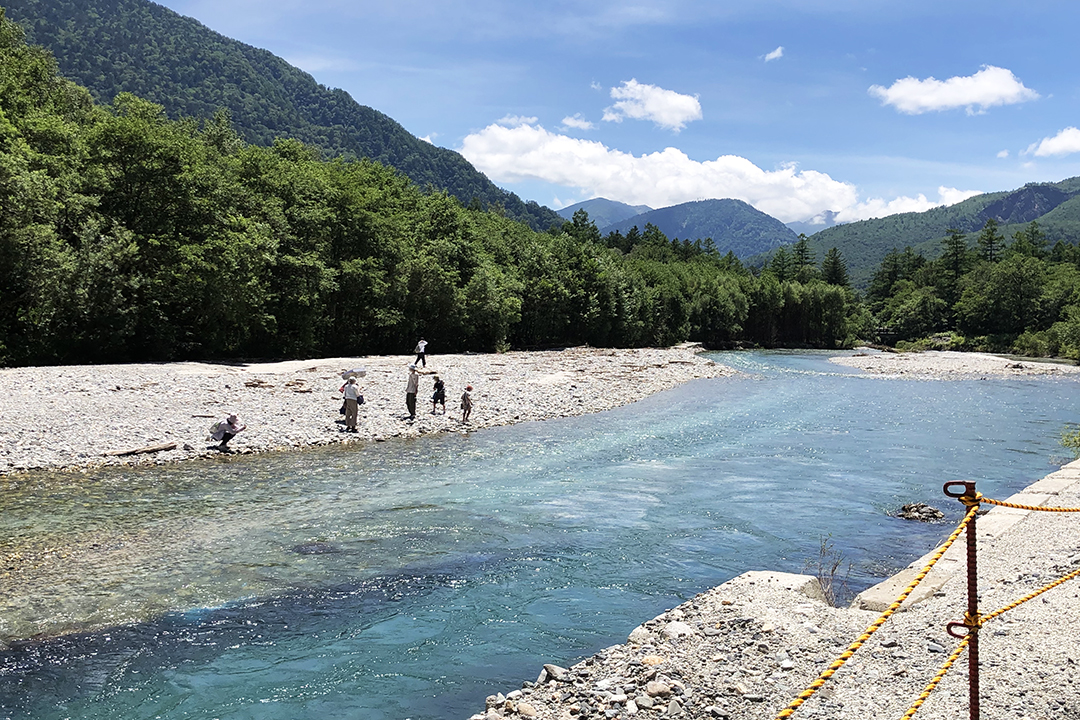 ウエストン碑がある道路の反対側の梓川の写真