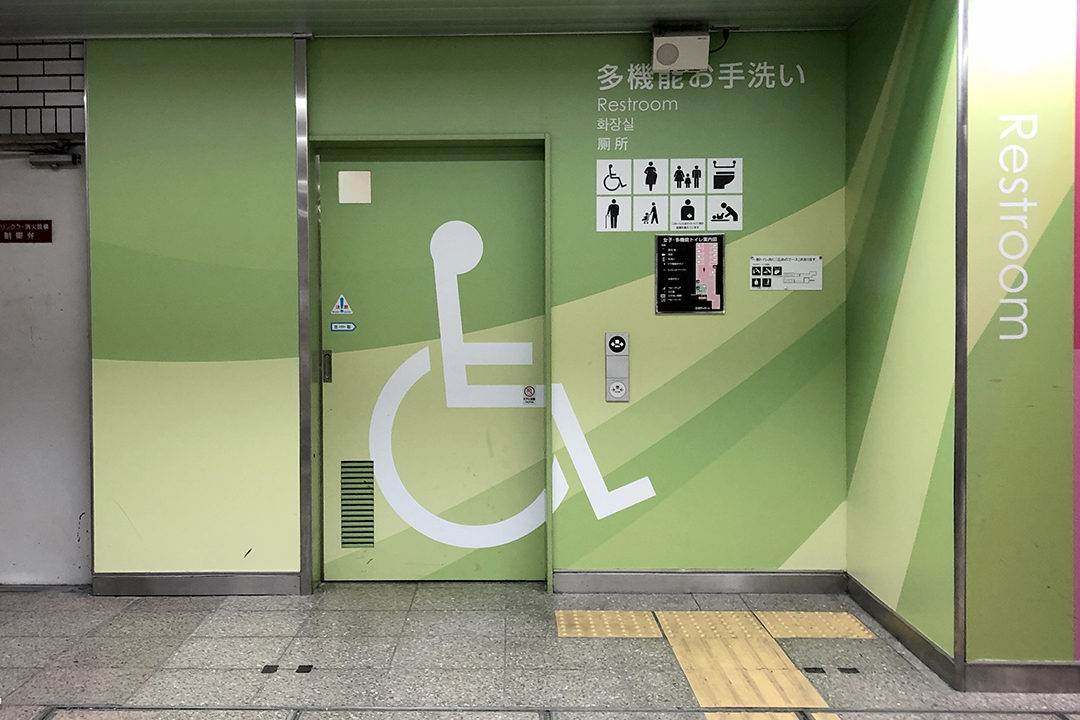 車いす用トイレの入口ドアを写した写真