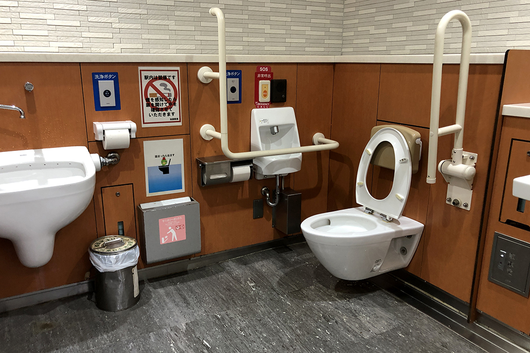 車いす用トイレの中を写した写真