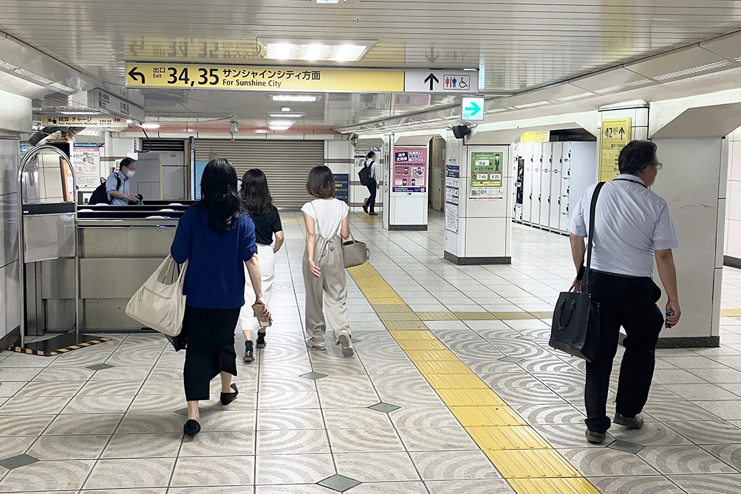 中央通路の突き当たり右側にあるトイレの案内板