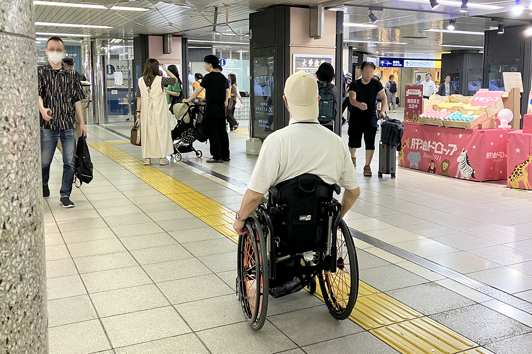 南通路をまっすぐ進む車いすの筆者