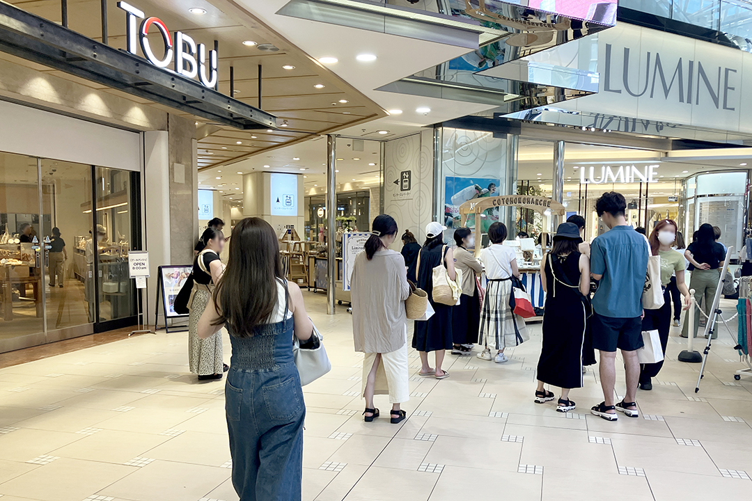 左に東武、右にルミネの看板