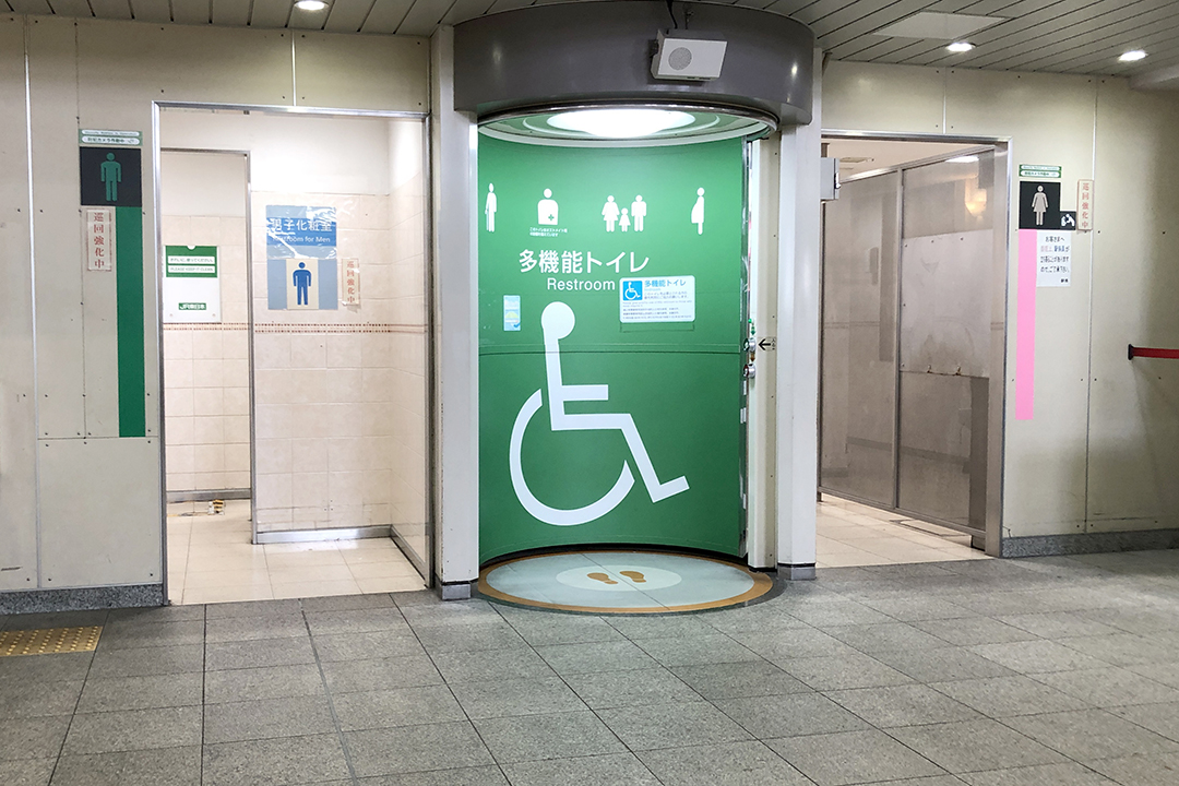 車いす用トイレの入口ドアを写した写真