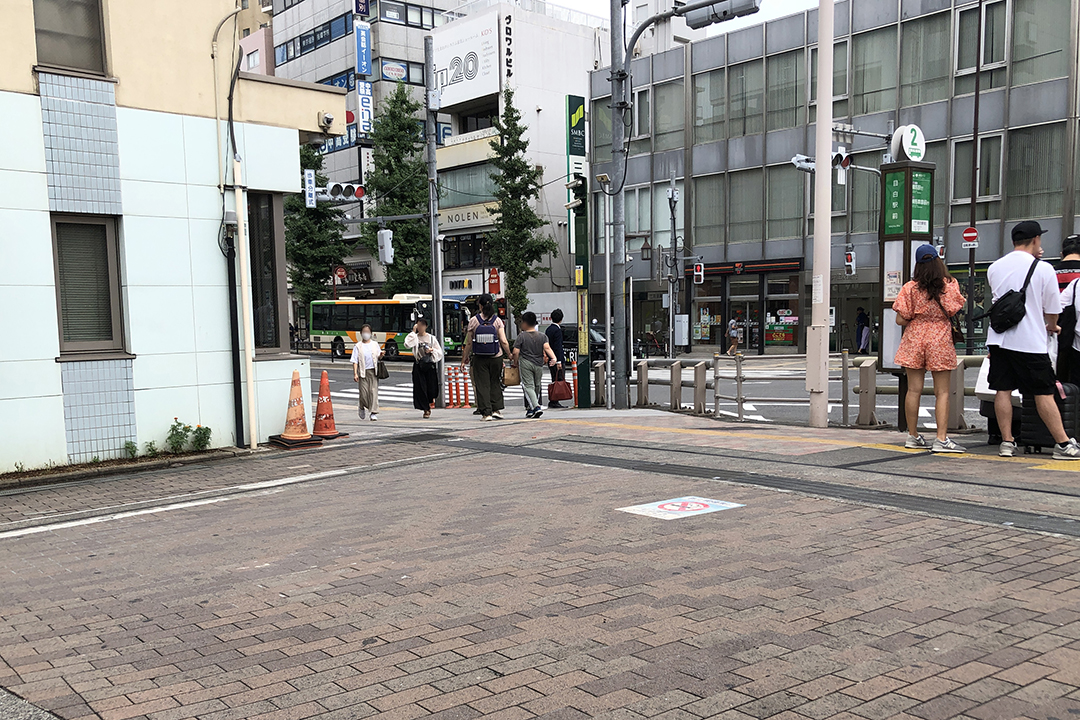 左前の横断歩道を写した写真